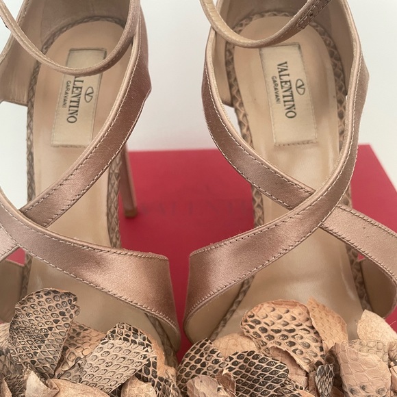 Valentino Garavani satin strappy high heels - Picture 6 of 9